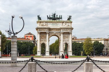Milan, İtalya, 29 Eylül 2015: Arco della Pace - Barış Kemeri - İtalya Sempione Park, Milano 'dan
