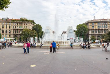 Milan, İtalya, 29 Eylül 2015: Çok sayıda turist ve vatandaş İtalya 'nın Milano kentindeki Sforzesco Kalesi' nin önündeki Piazza Castello meydanında yürüyor