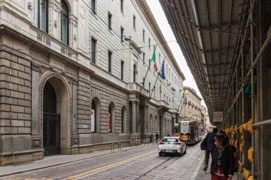 Milan, İtalya - 29 Eylül 2015: Milano şehrinin günlük yaşamı. Tramvay Milano, İtalya 'da Giorgio Giulini Caddesi' nden geçiyor..