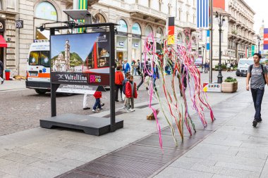 Milan, İtalya - 29 Eylül 2015: Milano şehrinin günlük yaşamı. İtalya 'nın Milano kentindeki Dante Bulvarı boyunca çok sayıda gezgin ve turist yürüyor..