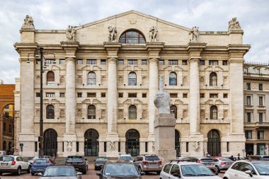 Milan, İtalya - 29 Eylül 2015: Maurizio Cattelan 'ın kırık parmaklı dev beyaz mermer el heykeli L.O.V.E. İtalya, Milano 'daki Piazza degli Affari meydanında..