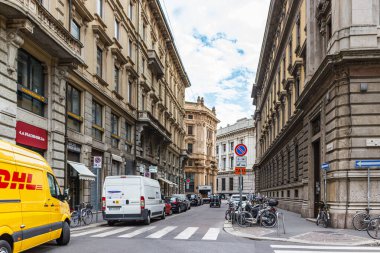 Milan, İtalya - 29 Eylül 2015: Via Gaetano Negri ve Via Santa Maria Segreta sokaklarındaki eski binaların cepheleri.