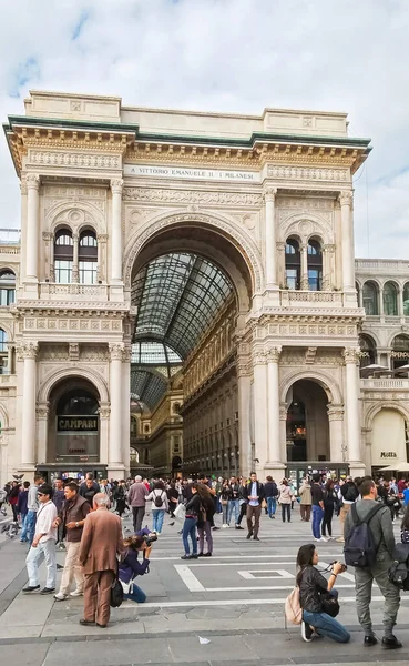 Milán Italia Septiembre 2015 Numerosos Turistas Residentes Caminan Por Piazza — Foto de Stock