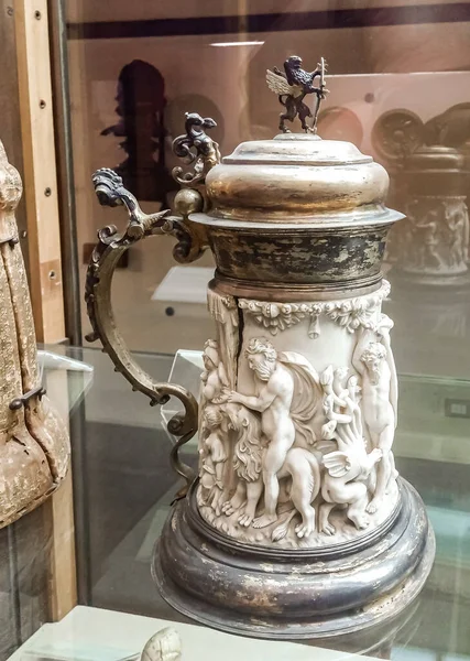 ミラノ イタリア 2015年9月29日 象眼細工の象牙彫刻ビールグラス イタリア ミラノのSforzesco城の博物館で展示 Castello Sforzesco — ストック写真