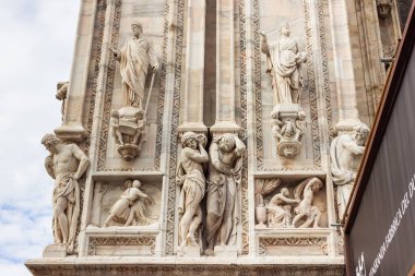Milan, İtalya, 29 Eylül 2015: Milano Katedrali 'nin dış duvarında dekoratif taş heykeller - Milano, İtalya' da Duomo di Milano
