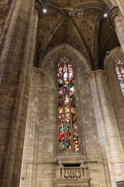 Milan, İtalya, 29 Eylül 2015: Milano Katedrali 'nin duvarındaki dekoratif vitraylı pencerenin iç görüntüsü - Milano, İtalya' daki Duomo di Milano