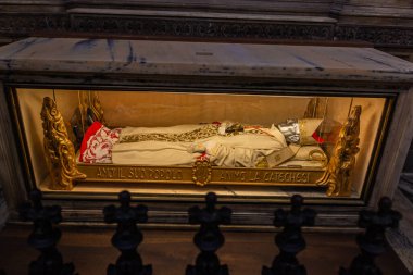 Milan, İtalya, 29 Eylül 2015: Milan Katedrali 'nin içindeki papazın mezarı - Duomo di Milano, İtalya