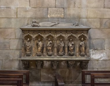 Milan, İtalya, 29 Eylül 2015: Milano Katedrali 'nin içindeki duvardaki varlıklı bir kasaba halkının mezarı - Milano, İtalya' daki Duomo di Milano