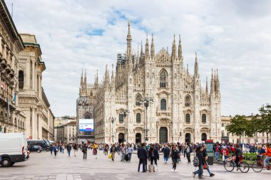 Milan, İtalya - 29 Eylül 2015: Milano, İtalya 'da Milano Katedrali' nin önündeki Piazza del Duome Meydanı boyunca çok sayıda turist ve gezgin yürüyor.