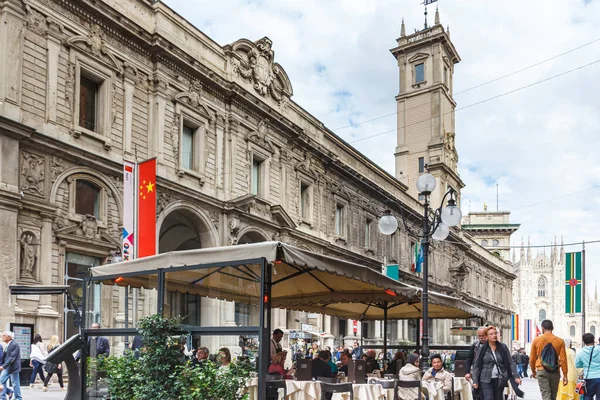 밀라노 이탈리아 2015 밀라노의 수많은 행인들 관광객들 이탈리아 밀라노에 거리를 — 스톡 사진