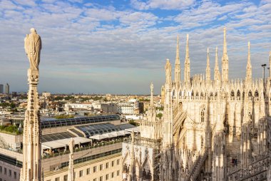Milan, İtalya, 29 Eylül 2015: Milano Katedrali Duomo di Milano çatısı, İtalya