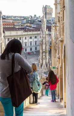 Milan, İtalya, 29 Eylül 2015: Milano Katedrali 'nin çatısından çok sayıda turist indi - Duomo di Milano, İtalya