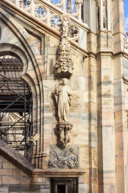 Milan, İtalya, 29 Eylül 2015: Milano Katedrali 'nin dekore edilmiş çatısı - Duomo di Milano, İtalya