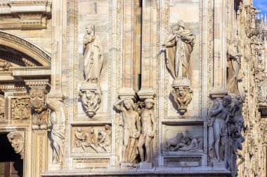 Milan, İtalya, 29 Eylül 2015: Milano Katedrali 'nin yan duvarını süsleyen heykeller - Duomo di Milano, İtalya