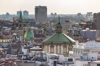 Milan, İtalya, 29 Eylül 2015: Milano Katedrali Duomo di Milano 'nun eski bölümünün çatısı, İtalya