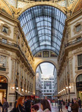 Milan, İtalya, 29 Eylül 2015: Galleria Vittorio Emanuele II 'nin içi 19. yüzyıldan kalma lüks giyim markaları ve İtalya' nın Milano şehrinde lüks yemekler yapılan cam kaplı bir atari salonunda bulunmaktadır.