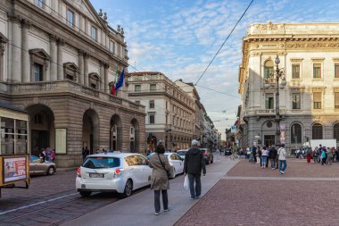 Milan, İtalya, 29 Eylül 2015: İtalya 'nın Milano kentindeki Galleria Vittorio Emanuele II yakınlarındaki Piazza Della Scala boyunca çok sayıda turist yürüyor