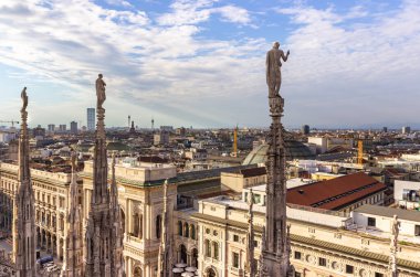 Milan, İtalya, 29 Eylül 2015: Milano Katedrali Duomo di Milano çatısı, İtalya