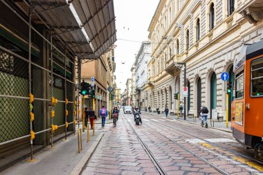 Milan, İtalya - 29 Eylül 2015: Milano şehrinin günlük yaşamı. Tramvay Milano, İtalya 'da Giorgio Giulini Caddesi' nden geçiyor..