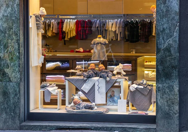 Milano Italien September 2015 Stort Glasskyltfönster Babybutik Milanos Gamla Stadsdel — Stockfoto