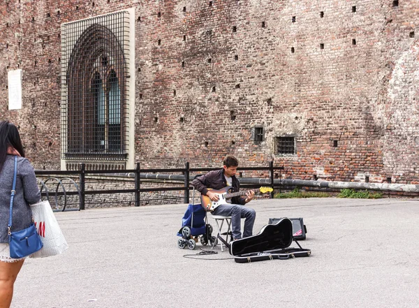 Milán Italia Septiembre 2015 Músico Callejero Tocando Guitarra Entrada Del — Foto de Stock