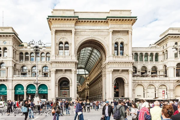 Milán Italia Septiembre 2015 Numerosos Turistas Residentes Caminan Por Piazza — Foto de Stock