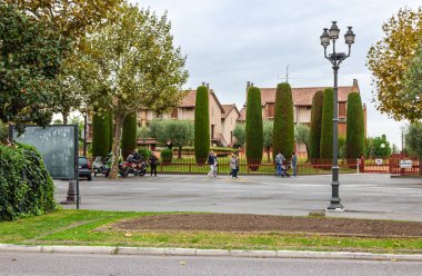 Sirmione, İtalya, 01 Ekim 2015: The main street - Lombardy, Kuzey İtalya Sirmione kasabasından Viale Guglielmo Marconi