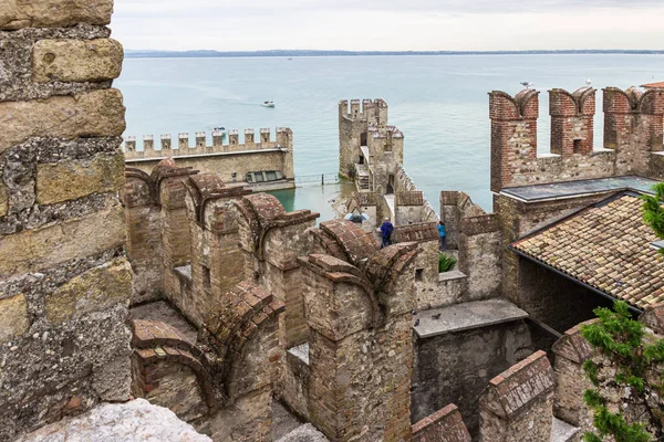 Sirmione Italië Oktober 2015 Uitzicht Het Gardameer Gelegen Achter Muren — Stockfoto