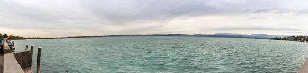 Panoramautsikt Över Gardasjön Från Strandpromenaden Sirmione Stad Lombardiet Norra Italien — Stockfoto