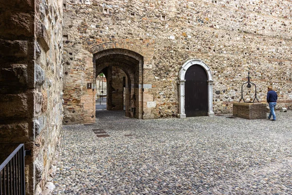 Sirmione Italië Oktober 2015 Binnenplaats Van Vesting Castello Scaligero Stad — Stockfoto