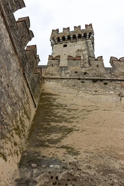 Sirmione Italië Oktober 2015 Uitzicht Hoektoren Van Vesting Castello Scaligero — Stockfoto