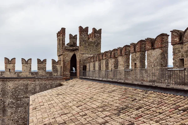 Sirmione Italy October 2015 View Corner Tower Castello Scaligero Fortress — Stock Photo, Image