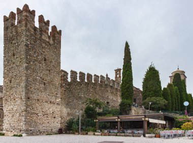 Sirmione, İtalya, 01 Ekim 2015: Kuzey İtalya, Lombardy Sirmione kasabasındaki Castello Scaligero kalesinin dış koruyucu duvarı ve gözetleme kulesi