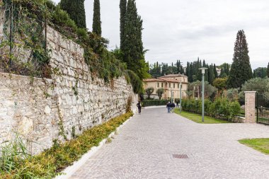 Sirmione, İtalya, 01 Ekim 2015: Lombardy, Kuzey İtalya 'daki Sirmione kasabasının eski bir kısmının mimarisi