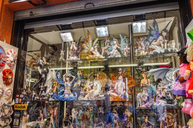 Sirmione, İtalya, 01 Ekim 2015: Lombardy, Kuzey İtalya 'da Sirmione kasabasında dekoratif fantezi bebekleri satan bir hediyelik eşya dükkanının vitrini