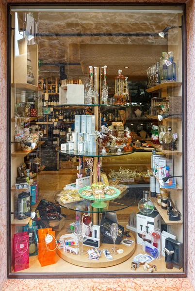 미오네 2015 이탈리아 롬바르디아의 미오네 읍에서 장식용 기념품을 판매하는 기념품 — 스톡 사진