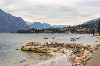 Castelletto, İtalya, 01 Ekim 2015: Kuzey İtalya, Veneto 'da Garda Gölü' ndeki Castelletto kenti yakınlarındaki körfezde yatlar