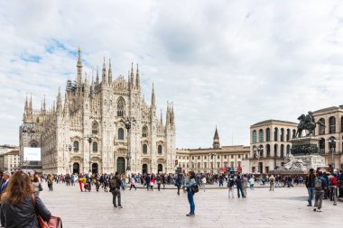 Milan, İtalya - 29 Eylül 2015: Milano, İtalya 'da Milano Katedrali' nin önündeki Piazza del Duome Meydanı boyunca çok sayıda turist ve gezgin yürüyor.