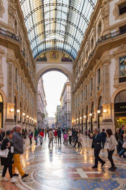 Milan, İtalya, 29 Eylül 2015: Galleria Vittorio Emanuele II 'nin içi 19. yüzyıldan kalma lüks giyim markaları ve İtalya' nın Milano şehrinde lüks yemekler yapılan cam kaplı bir atari salonunda bulunmaktadır.