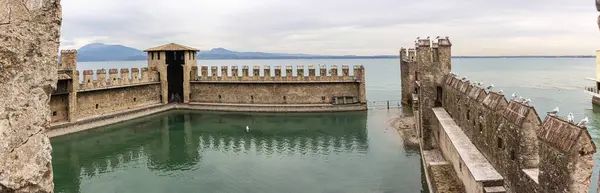 Sirmione Italien Oktober 2015 Den Befästa Inre Hamnen Fästningen Castello — Stockfoto