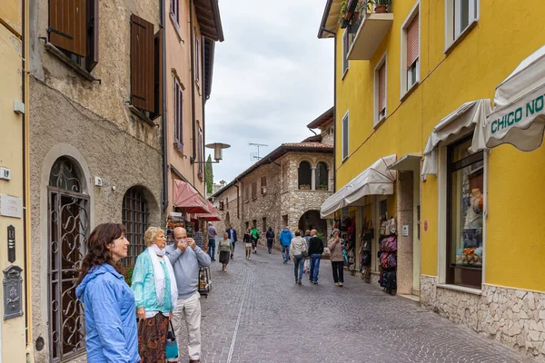 Sirmione Italia Octubre 2015 Numerosos Turistas Residentes Caminan Largo Calle — Foto de Stock