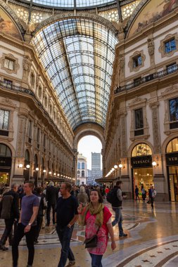 Milan, İtalya, 29 Eylül 2015: Galleria Vittorio Emanuele II 'nin içi 19. yüzyıldan kalma lüks giyim markaları ve İtalya' nın Milano şehrinde lüks yemekler yapılan cam kaplı bir atari salonunda bulunmaktadır.