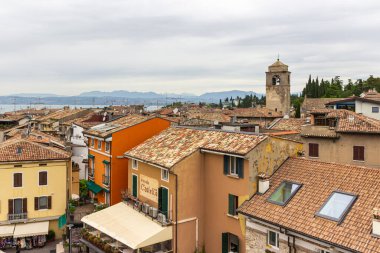 Sirmione, İtalya, 01 Ekim 2015: Kuzey İtalya, Lombardy Sirmione kasabasındaki Castello Scaligero kalesinin yüksekliğinden şehir manzarası