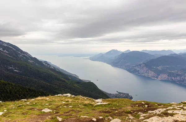 Utsikt Från Höjderna Monte Baldo Alpina Bergen Och Gardasjön Veneto — Stockfoto