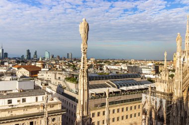 Milan, İtalya, 29 Eylül 2015: Milano Katedrali Duomo di Milano çatısı, İtalya