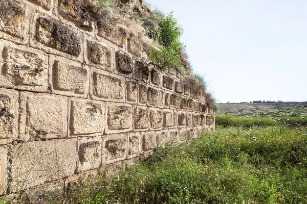 Ateret Kalesi 'nin dış duvarının kalıntıları Metzad Ateret - Qasr Atara İsrail' in kuzeyinde Ürdün Nehri 'ndeki Jacob kızlarının ırmağının yanında yer alır.