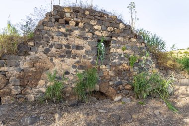 Ateret Kalesi 'nin harabeleri Metzad Ateret - Qasr Atara - İsrail' in kuzeyinde Ürdün Nehri 'nde Jacob kızlarının ırmağının yanında yer alır.