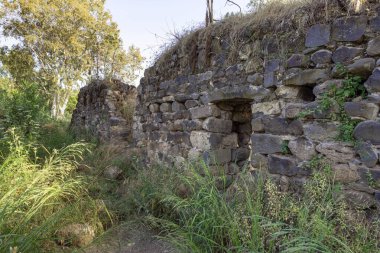 Ateret Kalesi 'nin harabeleri Metzad Ateret - Qasr Atara - İsrail' in kuzeyinde Ürdün Nehri 'nde Jacob kızlarının ırmağının yanında yer alır.