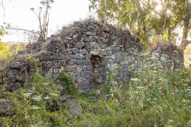 Ateret Kalesi 'nin harabeleri Metzad Ateret - Qasr Atara - İsrail' in kuzeyinde Ürdün Nehri 'nde Jacob kızlarının ırmağının yanında yer alır.