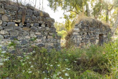 Ateret Kalesi 'nin harabeleri Metzad Ateret - Qasr Atara - İsrail' in kuzeyinde Ürdün Nehri 'nde Jacob kızlarının ırmağının yanında yer alır.